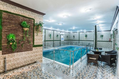 Swimming pool, شقق منازل السفراء للشقق المخدومة in Yanbu