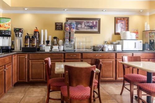 Rodeway Inn & Suites Jacksonville near Camp Lejeune - image 20