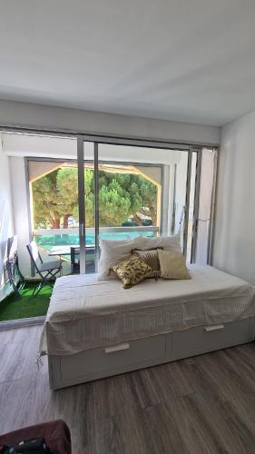 Studio La Faviere avec clim, balcon et place de parking privée