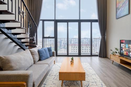 PentStudio Duplex Apartment - Tap to explore photos