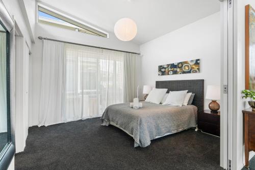 Riverlight Haven - Lake Taupo Holiday Home - image 4