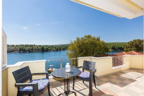 Apartment with Pool View 