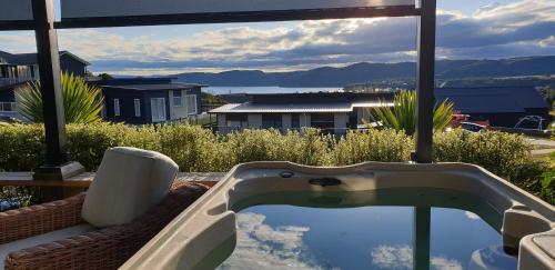 Ümbrus, Modern retreat in Kinloch in Kinloch