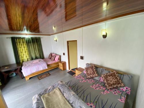 Pine Tree Homestay in Lower Mamring Khasmahal