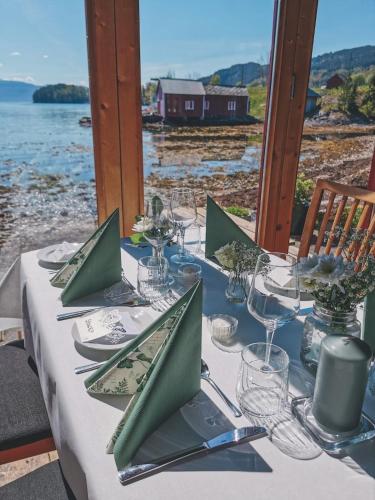 Ресторан, Fjordside Boathouse Hardanger in Страндебарм