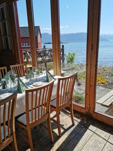 Ресторан, Fjordside Boathouse Hardanger in Страндебарм