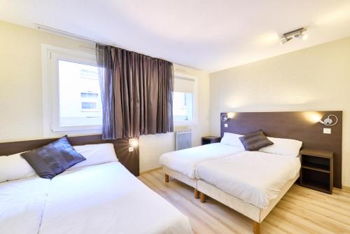 4 twin beds