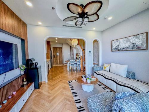 One-Bedroom Apartment with Lake View