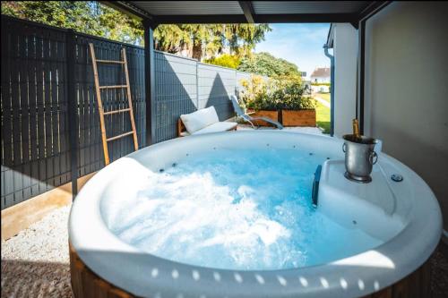 熱水浴缸, Maisonnette avec jardin & jacuzzi proche gare in 維朗德里