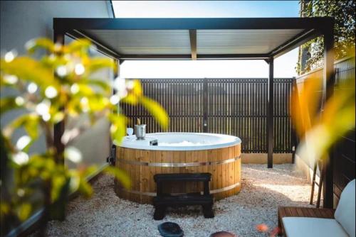 熱水浴缸, Maisonnette avec jardin & jacuzzi proche gare in 維朗德里