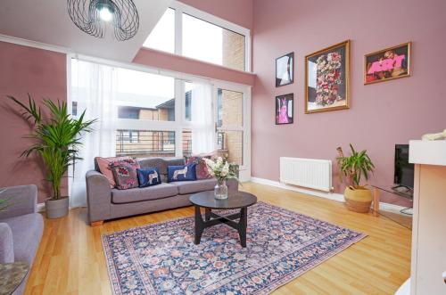 5 Bed Finnieston SkyHigh Duplex with Parking, Glasgow