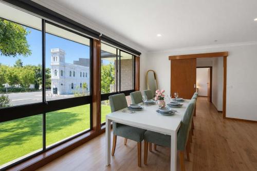 Light-Filled and Spacious 3BR Unit Near Yarra Rive in Alphington