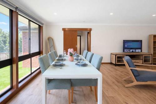 Light-Filled and Spacious 3BR Unit Near Yarra Rive in Alphington