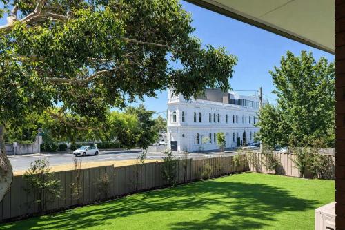Light-Filled and Spacious 3BR Unit Near Yarra Rive in Alphington