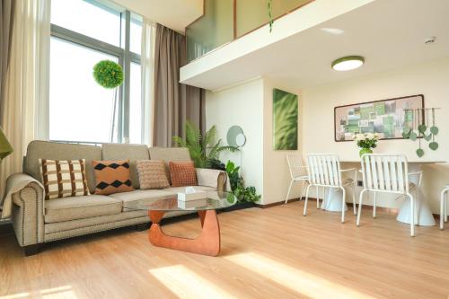 . Extra-large, luxurious three-bedroom, two-bedroom apartment in Bantian, near Shenzhen North Huawei Tianan Cloud Valley