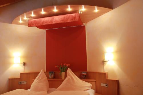 1 queen bed, 1 sofa bed