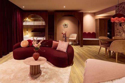 1 queen bed, 2 twin beds, 1 sofa bed