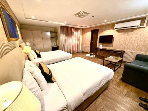 Shelton Hotel Blue Area - image 3