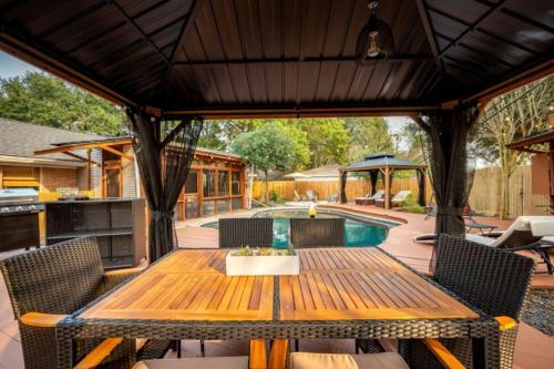 Bamboo Lagoon Poolside Firelight Jacuzzi and BBQ - image 4