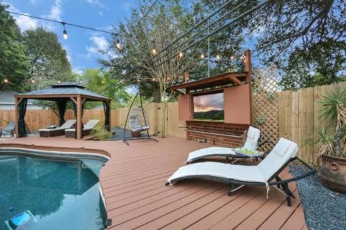 Bamboo Lagoon Poolside Firelight Jacuzzi and BBQ - image 13