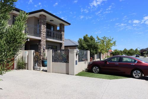 Midby's Elegant Guesthouse - 2 En-suite Rooms & 2 Rooms with Shared Bathroom - Lina