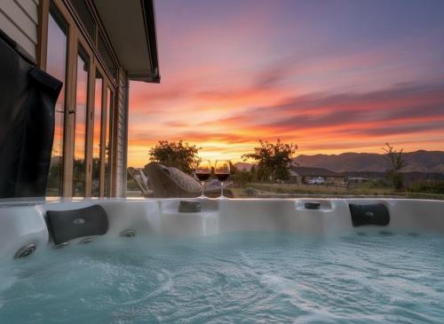 Luxury Wanaka villa, hot tub & mountain views in Luggate
