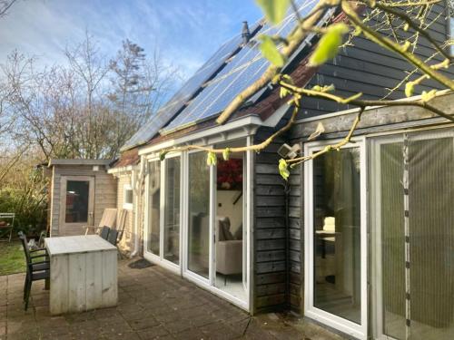 Holiday Home Ruhiges Ferienhaus mit großer offener Küche by Interhome – khách sạn tại Oostmahorn