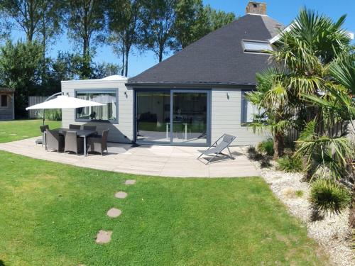Holiday Home Luxus-Ferienhaus mit Sauna und Kamin by Interhome – khách sạn tại Stavenisse