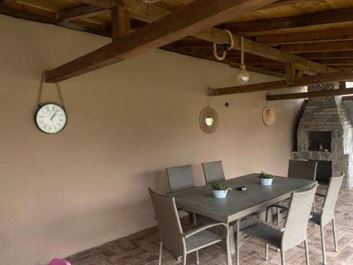 Koplietošanas atpūtas telpa ar TV, Cozy home for kids of all ages - Barbaronite in Opanets