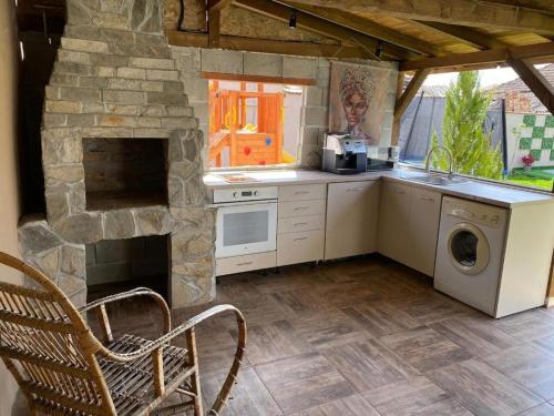 virtuve, Cozy home for kids of all ages - Barbaronite in Opanets