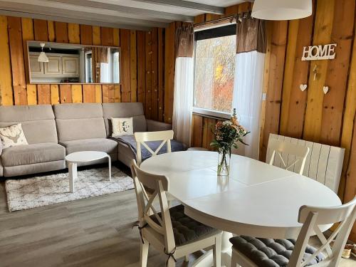 Cozy chalet in the Vosges with scenic views in 巴塞萊呂普河畔