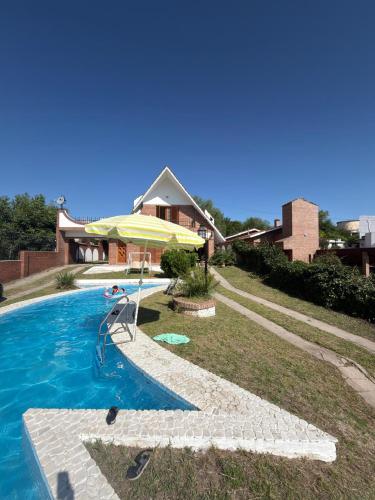 Chalet con Piscina, a 100 m del Río, Familias