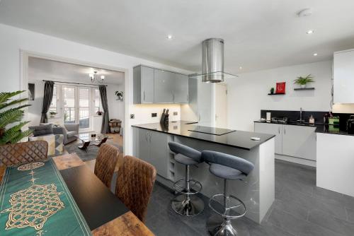Facilities, Stylish 2-Bed Flat with Balcony Near Haymarket - Pass the Keys in Slateford