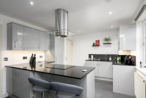 Facilities, Stylish 2-Bed Flat with Balcony Near Haymarket - Pass the Keys in Slateford