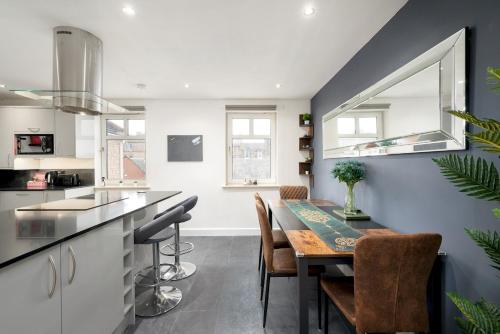 Facilities, Stylish 2-Bed Flat with Balcony Near Haymarket - Pass the Keys in Slateford