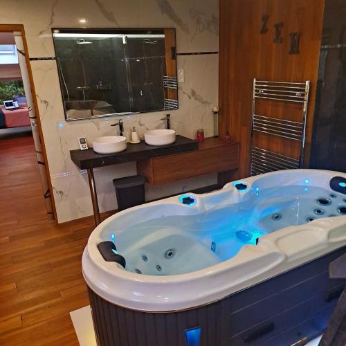LES CLEFS DU PARADIS avec SPA in Montferrand-le-Chateau