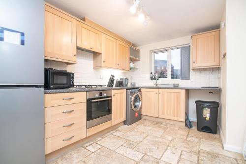 5 bed house with free parking in quiet location, Wolverhampton