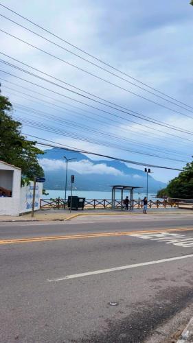 Casa São Sebastião 100 metros da praia e 3km do centro e travessia para Ilhabela – khách sạn tại Centro