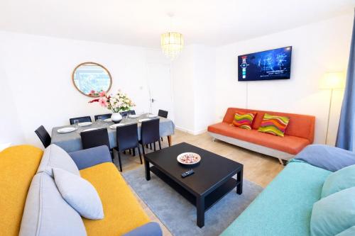 Stunning four bedroom house close to Excel, O2 & Central London with free parking, Londýn