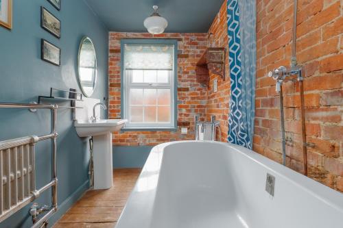 The Blue House by Grandeur Property in 利明通鎮