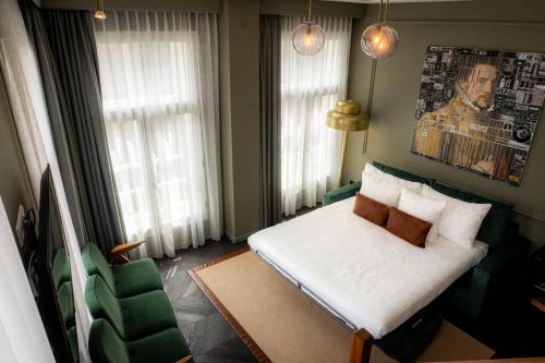 room detail thumbnail 2