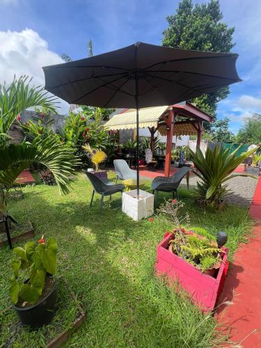 Garden, Maison cosy avec jacuzzi - entre Mer & Montagne - 5 Personnes & 1 bebe in Baie-Mahault