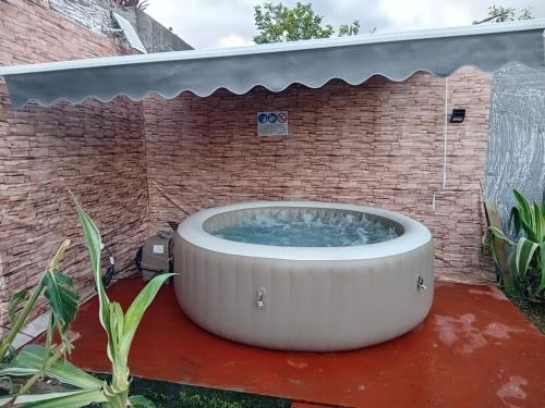 Hot tub, Maison cosy avec jacuzzi - entre Mer & Montagne - 5 Personnes & 1 bebe in Baie-Mahault