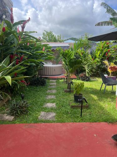 Garden, Maison cosy avec jacuzzi - entre Mer & Montagne - 5 Personnes & 1 bebe in Baie-Mahault