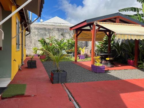 Maison cosy avec jacuzzi - entre Mer & Montagne - 5 Personnes & 1 bebe in Baie-Mahault