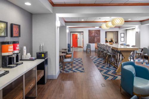 Newly Renovated Hampton Inn Omaha West Lakeside - image 31