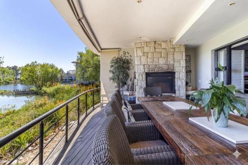 Luxury Lakeside Lodge at Jack Nicklaus Golf Estate in Simondium