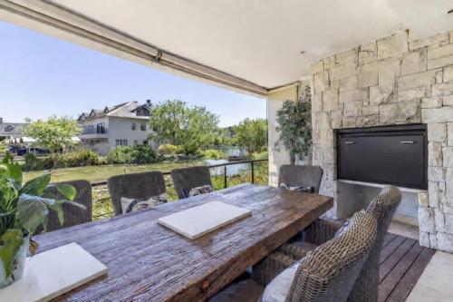 Luxury Lakeside Lodge at Jack Nicklaus Golf Estate in Simondium
