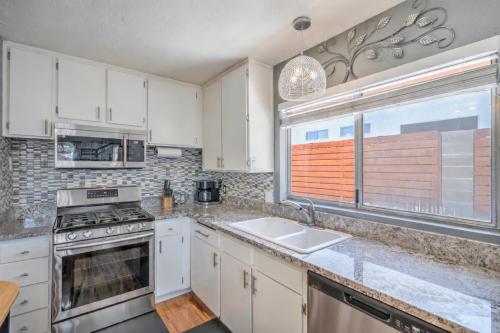 Fresh & Fun! Vegas 4BR w Heated Pool, Dog Friendly, Las Vegas (photo 3)