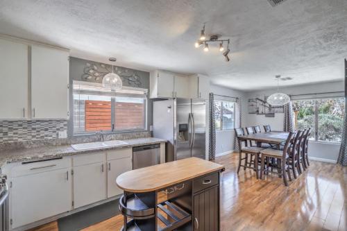Fresh & Fun! Vegas 4BR w Heated Pool, Dog Friendly, Las Vegas (photo 10)